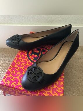 Tory Burch Black MILLER 35MM WEDGE
VEG NAPPA - Size 9.5